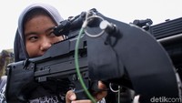 Pengunjung dipersilakan untuk mencoba berbagai persenjataan milik TNI.