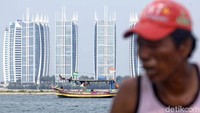 Pembangunan pulau reklamasi diketahui berdampak bagi pekerjaan nelayan di pesisir pantai Jakarta. Beberapa diantaranya mengeluhkan tak bisa melaut akibat adanya pembangunan pulau reklamasi.
