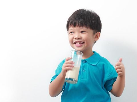 ilustrasi anak minum susu