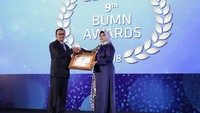 Penghargaan diterima oleh Direktur PT Pelni O.M Sodikin di Hotel Shangri-La, Jakarta, Rabu malam (26/9). Foto: dok. Pelni