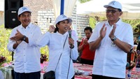 Menteri BUMN RI Rini M. Soemarno bersama Direktur Utama Bank BRI Suprajarto didampingi Direktur Mikro & Kecil Bank BRI Priyastomo usai menyalurkan KUR BRI dengan total sebesar Rp 300 juta untuk petani melon di Lamongan Jawa Timur. Foto: dok. BRI