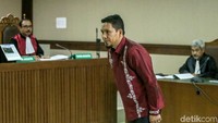 Dalam persidangan tersebut, Ahmadi didakwa menyalahgunakan wewenang dan melakukan suap kepada Gubernur Aceh nonaktif Irwandi Yusuf sebesar Rp 1,050 miliar.