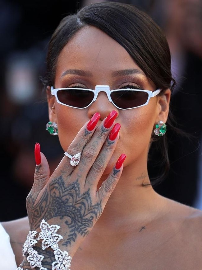 Kacamata hitam oval dengan vibes 90-an juga masuk dalam deretan aksesori yang wajib kamu punya tahun ini. Dengan styling yang lebih modern, penampilan kamu nggak bakal ketinggalan zaman. (Foto: Getty Images)