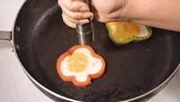 Gunakan potongan bawang bombay utuh atau potongan sayur lainnya yang berbentuk bulat besar sebagai cetakan telur ceplok yang dibuat. Ini membuat telur ceplok kamu punya bentuk unik. Foto: Istimewa