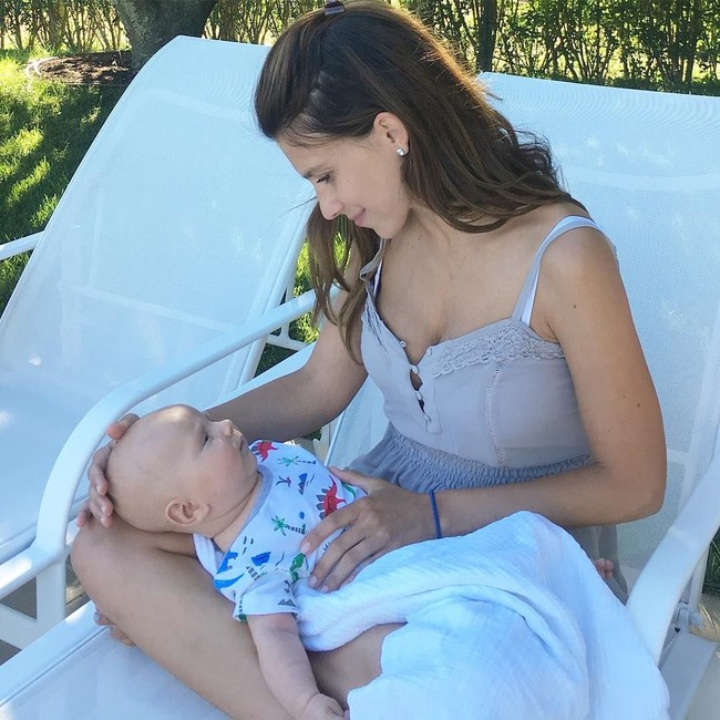 Meski begitu, kehamilan Hilaria tidaklah sempurna. Wanita yang pernah merilis buku itu sempat mengalami pneumonia ketika melahirkan yang menyebabkan tulang iganya retak karena terlalu banyak batuk. Ia juga sempat mengidap mastitis (inflamasi jaringan payudara) di kehamilan pertama. Foto: Instagram @hilariabaldwin