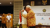 Richard Adkerson menghampiri Jonan dan keduanya berpelukan sebagai tanda kesepakatan divestasi berjalan baik.
