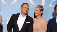 Katy Perry dan Orlando Bloom pertama kali tampil berdua di sebuah acara di Monaco. Ia pun ingin memeluk kekasihnya itu namun sepertinya dilarang oleh Orlando.  Foto: Andreas Rentz/Getty Images