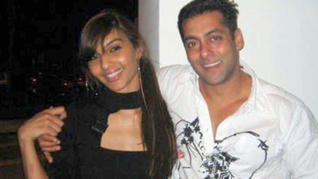 Pemilik nama lengkap Abdul Rashid Salim Salman Khan pernah berkencan dengan aktris Somi Ali. Terpaut usia 10 tahun lebih muda dari Salman Khan tak menjadi penghalang bagi Somi Ali untuk tetap mencintainya. Foto: Istimewa