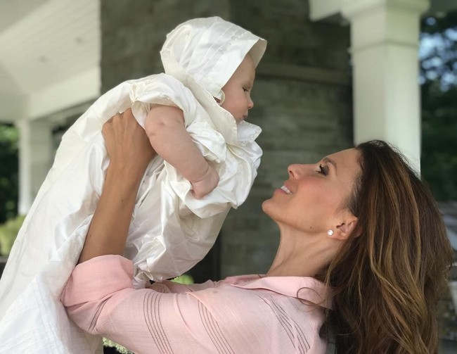 Meski kadang merasa lelah selama hamil, Hilaria Baldwin memang harus tetap aktif karena memiliki tiga anak kecil. Tetap bekerja dan mengurus rumah bisa jadi salah satu cara menjaga kesehatan dan bentuk tubuh selama kehamilan. Aku sangat aktif dengan anak-anakku, jadi ketika aku tidak pergi ke gym, aku mengangkat mereka masuk dan keluar dari (bath) tub dan kursi tinggi. Atau satu hari, olahragaku mungkin hanya dengan banyak berjalan, ungkap Hilaria. Foto: Instagram @hilariabaldwin