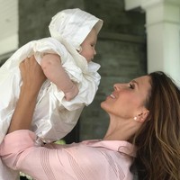 Meski kadang merasa lelah selama hamil, Hilaria Baldwin memang harus tetap aktif karena memiliki tiga anak kecil. Tetap bekerja dan mengurus rumah bisa jadi salah satu cara menjaga kesehatan dan bentuk tubuh selama kehamilan. Aku sangat aktif dengan anak-anakku, jadi ketika aku tidak pergi ke gym, aku mengangkat mereka masuk dan keluar dari (bath) tub dan kursi tinggi. Atau satu hari, olahragaku mungkin hanya dengan banyak berjalan, ungkap Hilaria. Foto: Instagram @hilariabaldwin
