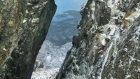 Siapa yang mau berfoto dengan landscape ini? Gun berfoto di kawasan treking Floya-Djevelporten. (narten86/Instagram)