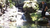 Banyak yang datang ke curug untuk mandi agar permintaannya terkabul. Pertama harus izin dulu, sambil mandi tidak lupa berdzikir dan shalawat. Jangan lupa minta izin dan jangan iri atau dengki, tidak mengganggu orang (Dadang/detikTravel)
