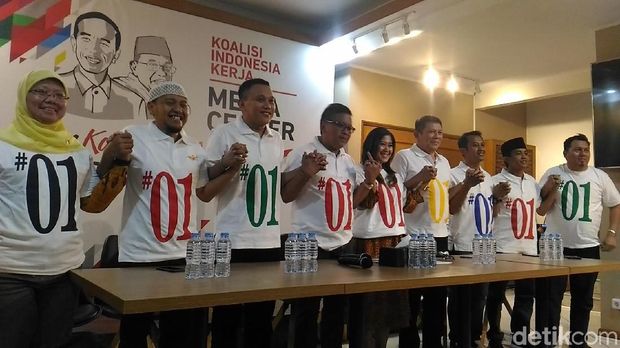 Para elite parpol koalisi memperkenalkan kaos #01 Jokowi-Ma'ruf Amin