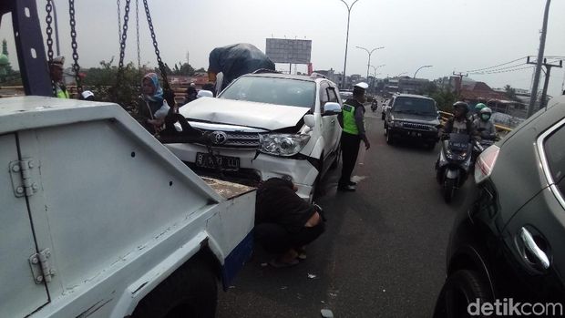  Empat mobil terlibat tabrakan beruntun di flyover Jl Arif Rahman Hakim arah Margonda, Depok