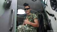 Para prajurit TNI ini sangat ramah kepada warga yang hadir.