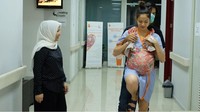 Bintang film Filosofi Kopi itupun membantu sang istri mempermudah proses lahirannya. Dok. diabirthphoto