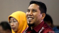 Bupati nonaktif Bener Meriah, Ahmadi mulai menjalani sidang perdana kasus suap di Pengadilan Tindak Pidana Korupsi (Tipikor), Jakarta, Kamis (27/9/2018). Ia pun masih bisa tersenyum.