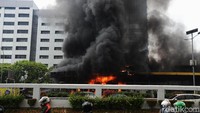 Api membakar gerbang tol yang terletak di depan gedung BPK, Jakarta.