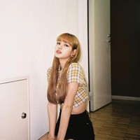 Berat Lisa ini jauh dari ideal jika dihitung berdasarkan rumus Broca. Berat badan ideal Lisa jika dihitung menggunakan rumus Broca yang ditemukan oleh Pierre Paul Broca adalah (166,5 - 100 cm) - ((166,5-100)x15%) = 66,5 - 9,9 = 56,6 kg. Foto: Instagram @lalalalisa_m