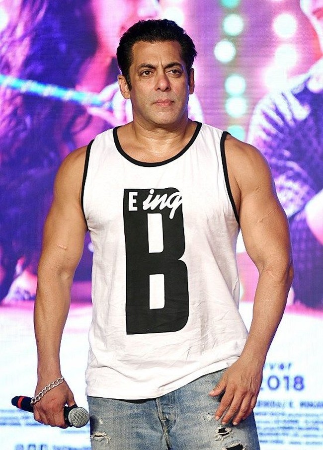 Ketampanan dan ketenaran Salman Khan tentu tak diragukan lagi. Namun, di usianya yang sudah menginjak 52 tahun, bintang bollywood ini masih betah menjomblo dan enggan untuk menikah. Kisah cinta Salman Khan pun penuh dengan lika-liku setelah menjalin hubungan asmara dengan beberapa wanita. Foto: AFP