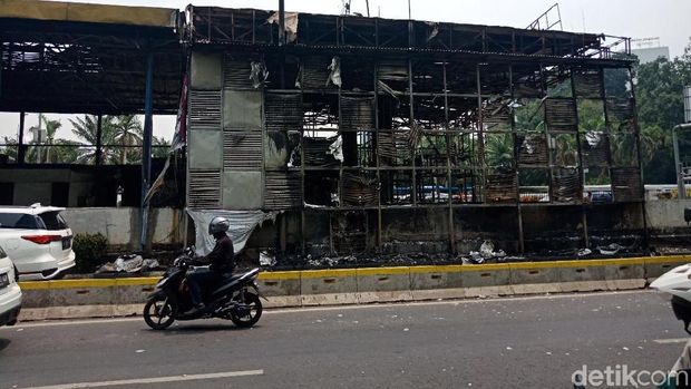 Gerbang Tol Pejompongan, Jakarta, hangus terbakar, Kamis (27/9/2018)