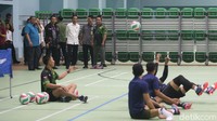 Jokowi melihat beberapa atlet yang sedang latihan.