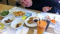  Dulu di One Direction, Niall jadi salah satu anggota yang paling hobi kulineran. Intip saja senyuman bahagianya ketika menyantap gyoza, edamame, hingga tempura. Foto: Instagram @niallhoran