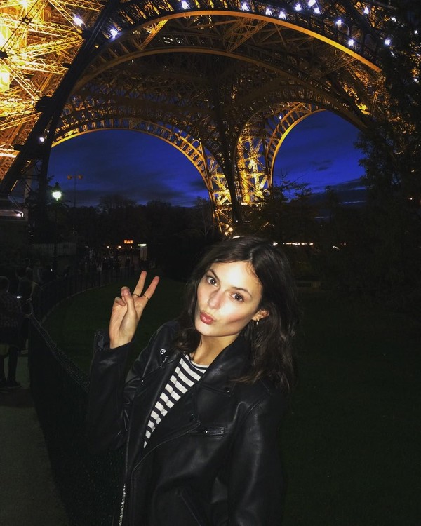 Saat liburan ke Paris, Sadie juga main ke Menara Eiffel. (sadienewman/Instagram)