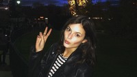 Saat liburan ke Paris, Sadie juga main ke Menara Eiffel. (sadienewman/Instagram)