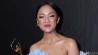 Penyanyi berusia 18 tahun itu mengaku sangat senang dan bangga. Pool/Noel/detikFoto.