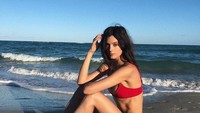 Di Pantai Miami, Sadie cantik dalam balutan bikini merah. (sadienewman/Instagram)