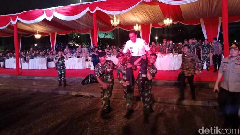 Panglima, Kapolri dan Anies Goyang Dayung Bareng Via Vallen Panglima, Kapolri dan Anies Goyang Dayung Bareng Via Vallen