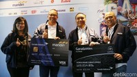 (Ki-ka) SVP Credit Cards Bank Mandiri Vira Widyasari, Direktur Niaga Garuda Indonesia Pikri Ilham Kurniansyah, Direktur Retail Banking Bank Mandiri Donsuwan Simatupang dan. VP Area Jakarta Raya Garuda Indonesia Hari Khairudin sedang berbincang di sela konferensi pers penyelenggaraan Garuda Travel Fair 2018 (GATF) phase II yang didukung Bank Mandiri pada Kamis, di Jakarta (27/9/2018).