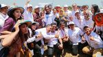 Semringahnya Menteri Rini saat Panen Melon