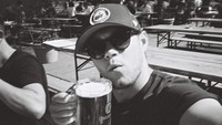 Pelantun lagu This Town punya hobi mencicipi bir di setiap kota yang dia kunjungi. Ini posenya saat menikmati bir dingin di Berlin, Jerman. Foto: Instagram @niallhoran