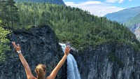Foto kerennya saat di Air Terjun Vettisfossen, air terjun tertinggi di Norwegia dan salah satu tertinggi di dunia. (narten86/Instagram)