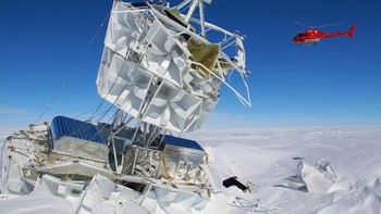 Banyak fisikawan yang menghubungkannya dengan neutrino (partikel dasar) hingga dark matter (materi gelap). Foto: Australian Antarctic Division