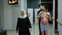 Chicco Jerikho tampak menemani Putri Marino usai proses kontraksi. Dok. diabirthphoto