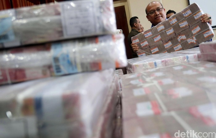 Pengembalian Uang Korupsi Samadikun

Kepala Kejaksaan Tinggi DKI Jakarta Toni Spontana (tengah) menyerahkan secara simbolis kepada Wakil Direktur Utama Bank Mandiri Sulaiman A. Arianto (ketiga kanan) uang ganti rugi korupsi Bantuan Likuidasi Bank Indonesia (BLBI) dengan terpidana Samadikun Hartono di Gedung Bank Mandiri, Jakarta, Kamis (17/5/2018). Mantan Komisaris Utama PT Bank Modern Samadikun Hartono terbukti korupsi dana talangan BLBI dan dihukum 4 tahun penjara serta diwajibkan mengembalikan uang yang dikorupsinya sebesar Rp 169 miliar secara dicicil. Grandyos Zafna/detikcom

-. Petugas merapihkan tumpukan uang milik terpidana kasus korupsi BLBI Samadikun di Plaza Bank Mandiri.