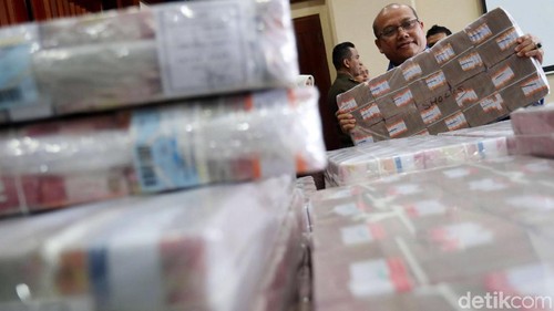 Pengembalian Uang Korupsi Samadikun

Kepala Kejaksaan Tinggi DKI Jakarta Toni Spontana (tengah) menyerahkan secara simbolis kepada Wakil Direktur Utama Bank Mandiri Sulaiman A. Arianto (ketiga kanan) uang ganti rugi korupsi Bantuan Likuidasi Bank Indonesia (BLBI) dengan terpidana Samadikun Hartono di Gedung Bank Mandiri, Jakarta, Kamis (17/5/2018). Mantan Komisaris Utama PT Bank Modern Samadikun Hartono terbukti korupsi dana talangan BLBI dan dihukum 4 tahun penjara serta diwajibkan mengembalikan uang yang dikorupsinya sebesar Rp 169 miliar secara dicicil. Grandyos Zafna/detikcom

-. Petugas merapihkan tumpukan uang milik terpidana kasus korupsi BLBI Samadikun di Plaza Bank Mandiri.