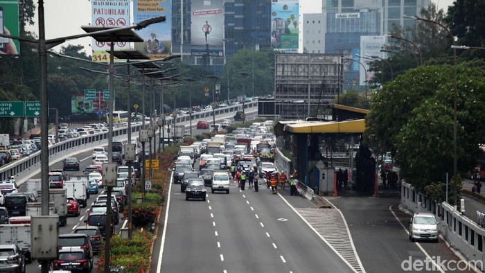 Gerbang Tol Pejompongan di depan gedung BPK hangus terbakar, Kamis (27/9/2018). Penyebab kebakaran diduga karena korsleting.