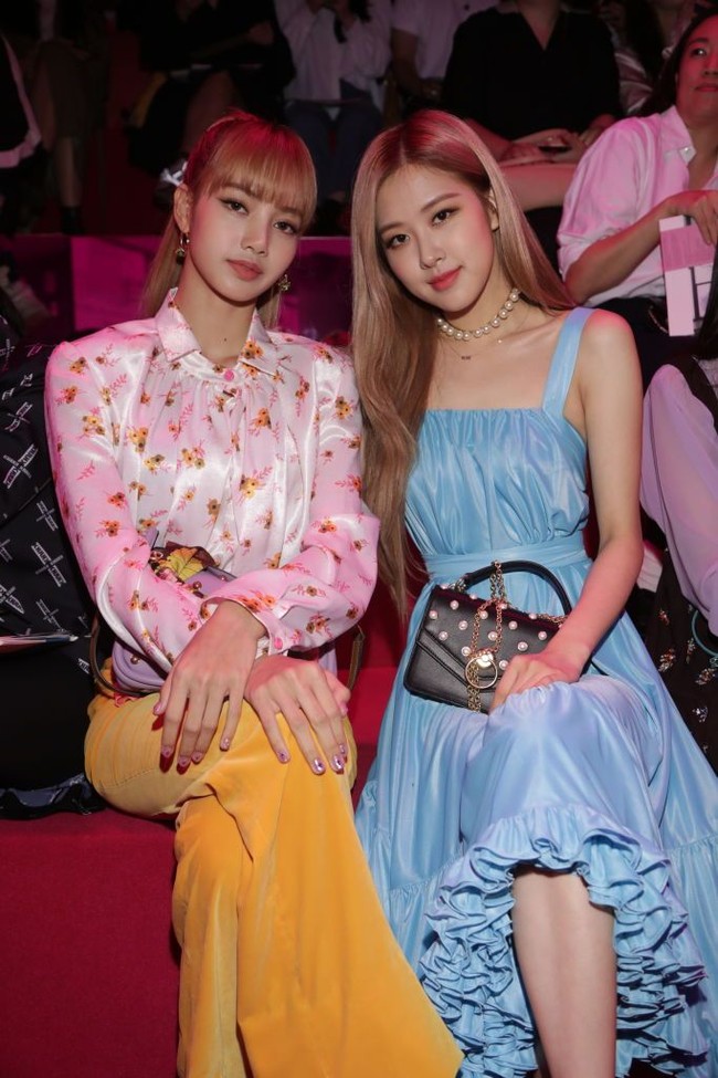 Inilah Lisa dan Rose, dua personel grup musik asal Korea, Blackpink, yang memiliki tubuh langsing. Namun menurut netizen, tubuh dua wanita cantik ini terlalu kurus. Foto: Dok. Getty Images