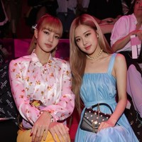 Inilah Lisa dan Rose, dua personel grup musik asal Korea, Blackpink, yang memiliki tubuh langsing. Namun menurut netizen, tubuh dua wanita cantik ini terlalu kurus. Foto: Dok. Getty Images