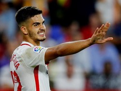Melempem di AC Milan, Andre Silva justru bersinar saat diboyong Sevilla musim panas kemarin dengan status pinjaman. Silva sudah bikin delapan gol sejauh ini di La Liga dan melajukan Sevilla di papan atas. (REUTERS/Marcelo Del Pozo)