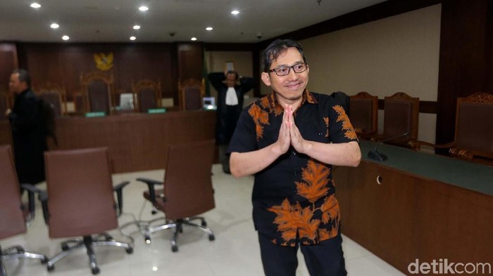 Mantan pejabat di Kemenkeu Yaya Purnomo menjalani sidang perdana di Pengadilan Tipikor, Jakarta. Ia didakwa menerima suap Rp 300 juta dari eks Bupati Lampung Tengah.
