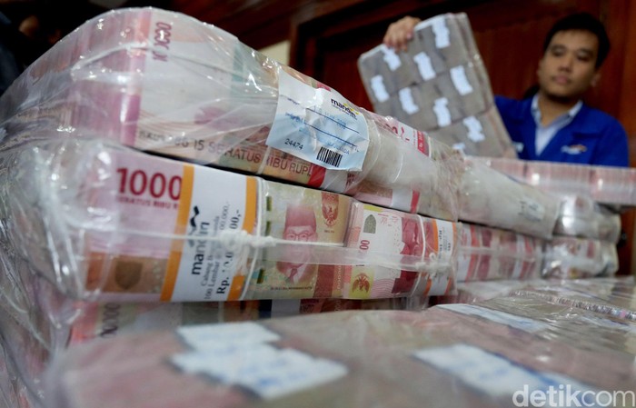 Pengembalian Uang Korupsi Samadikun

Kepala Kejaksaan Tinggi DKI Jakarta Toni Spontana (tengah) menyerahkan secara simbolis kepada Wakil Direktur Utama Bank Mandiri Sulaiman A. Arianto (ketiga kanan) uang ganti rugi korupsi Bantuan Likuidasi Bank Indonesia (BLBI) dengan terpidana Samadikun Hartono di Gedung Bank Mandiri, Jakarta, Kamis (17/5/2018). Mantan Komisaris Utama PT Bank Modern Samadikun Hartono terbukti korupsi dana talangan BLBI dan dihukum 4 tahun penjara serta diwajibkan mengembalikan uang yang dikorupsinya sebesar Rp 169 miliar secara dicicil. Grandyos Zafna/detikcom

-. Petugas merapihkan tumpukan uang milik terpidana kasus korupsi BLBI Samadikun di Plaza Bank Mandiri.