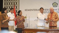 Acara penandatanganan ini dihadiri oleh Menteri ESDM Ignasius Jonan, Menteri Keuangan Sri Mulyani Indrawati, Menteri BUMN Rini Soemarno hingga Direktur Utama Inalum Budi Gunadi Sadikin. 