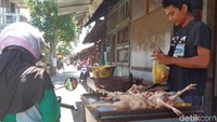 Keluhan sepinya pembeli diungkapkan pedagang daging ayam di pasar Templek, Kota Blitar. Menurut pedagang daging ayam, Dodi, sampai pukul 13.00 wib masih tersisa empat ekor ayam dagangannya.