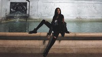 Selain Big Ben, Winnie juga berkunjung ke Buckingham Palace. (winnieharlow/Instagram)
