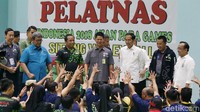 Jokowi menyapa para atlet voli lantai.